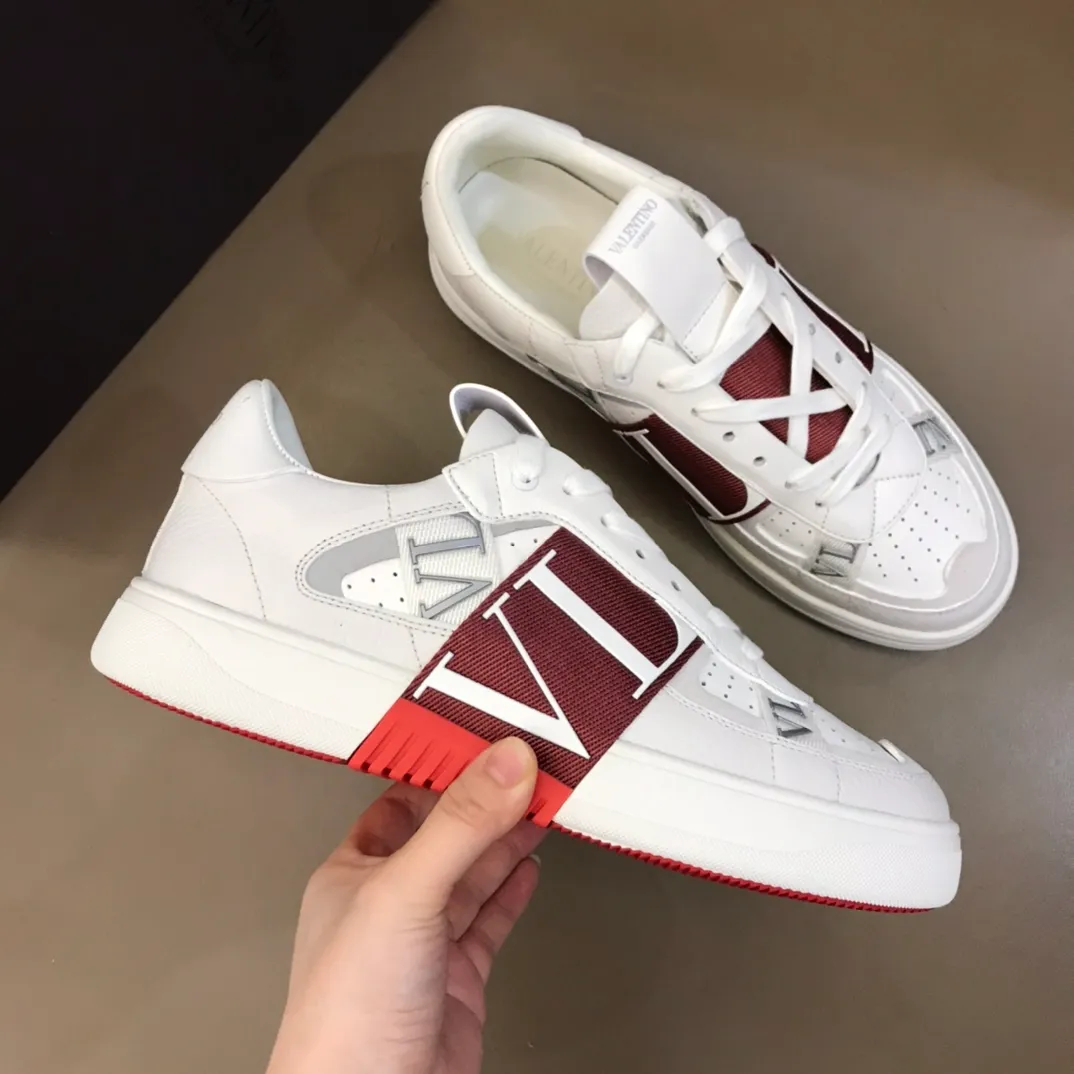 p440 "Valentin*" new spring and summer calfskin lace-up sneakers. No man should be able to refuse these shoes. The classic color scheme is so handsome! Purchase a high-precision replica of the original version to instantly sell off the market currency! 6 VLTN logo rubber effect straps - Valentino Garavani Logo printed on the back and tongue, all materials are customized to ensure quality! Size: 38-44